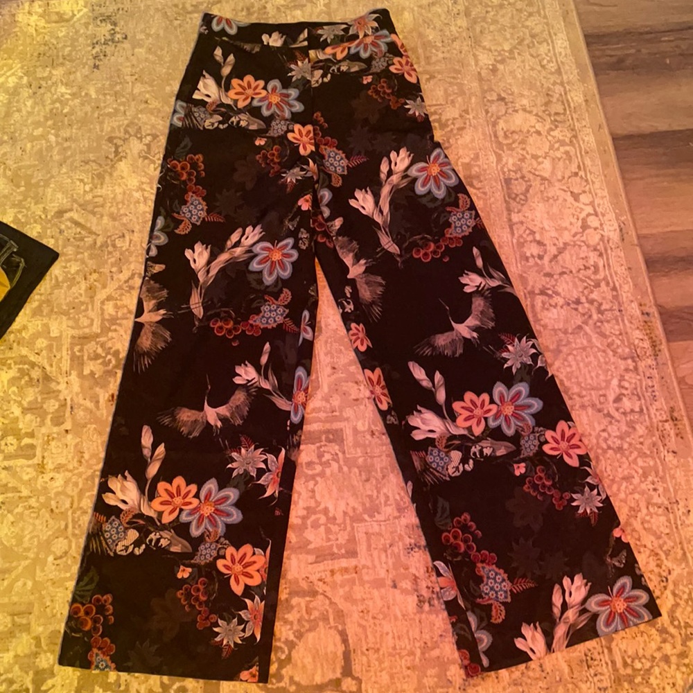 Flare patterned pants. Size medium, 88%polyester 12% elastane.